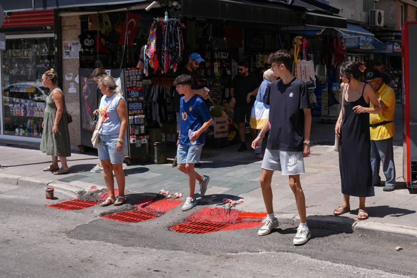 Elektrik Faciasının Olduğu Sokakta Mazgallar Kırmızıya Boyandı - Fotoğraf: 3